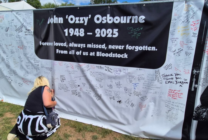 Fans writing messages for Ozzy